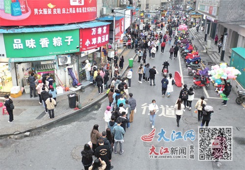 南昌珠宝街今年以来吸引了众多游客前来。信息日报全媒体记者王祺、实习生苏玲荣摄