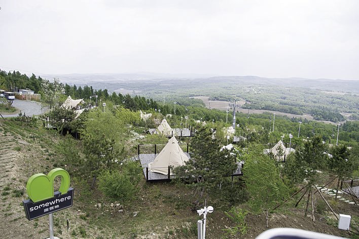 林中的天定山山顶帐篷营地，可一览山下景色。