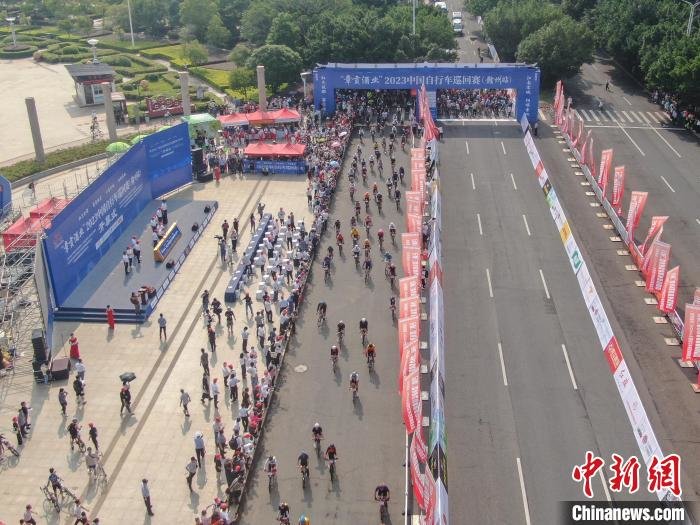 图为大众骑游组的选手冲出起点开始比赛。　刘力鑫 摄