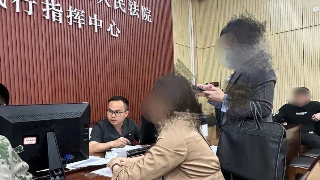 女子警车上挨打用高跟鞋反击致男子眼球破裂，获刑三年