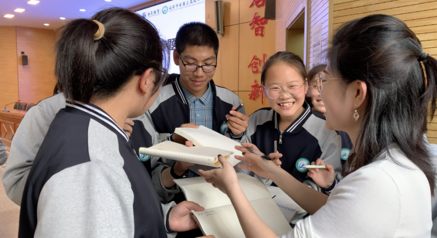 朋辈导师张乐齐与学生互动