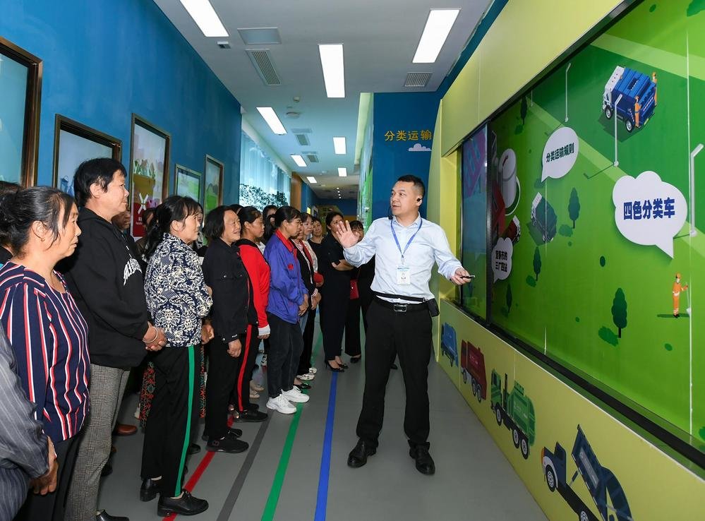 5月23日，宜春市生活垃圾分类科普教育基地，市民正在参观学习和体验垃圾分类按键游戏。