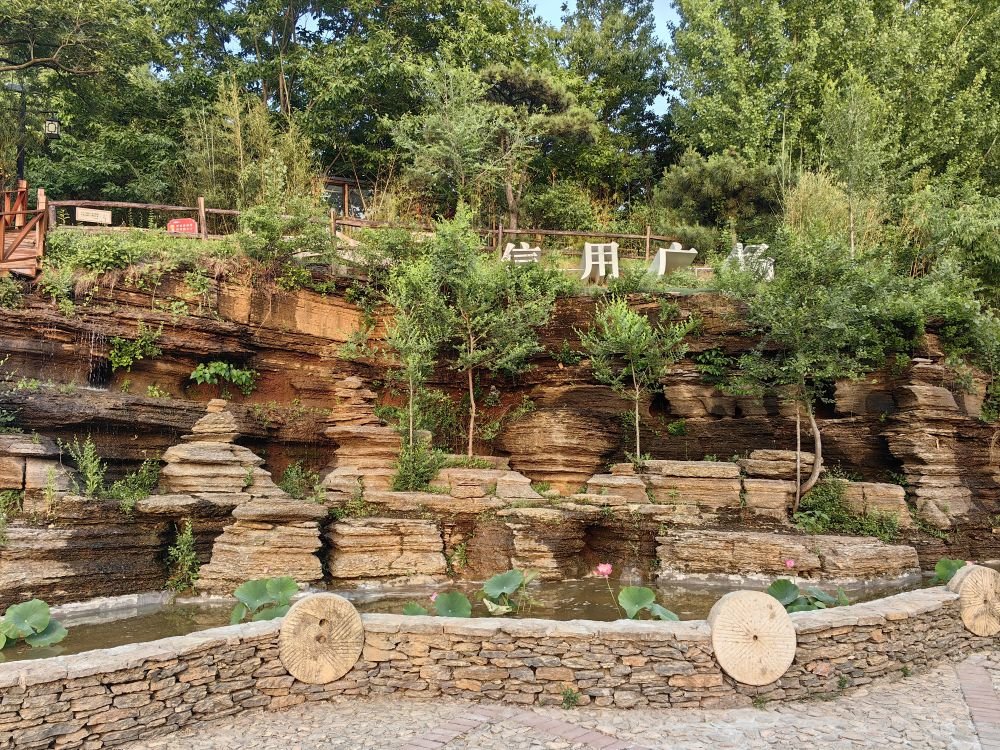 四门洞村的信用广场。（新华社记者 邵琨 摄）