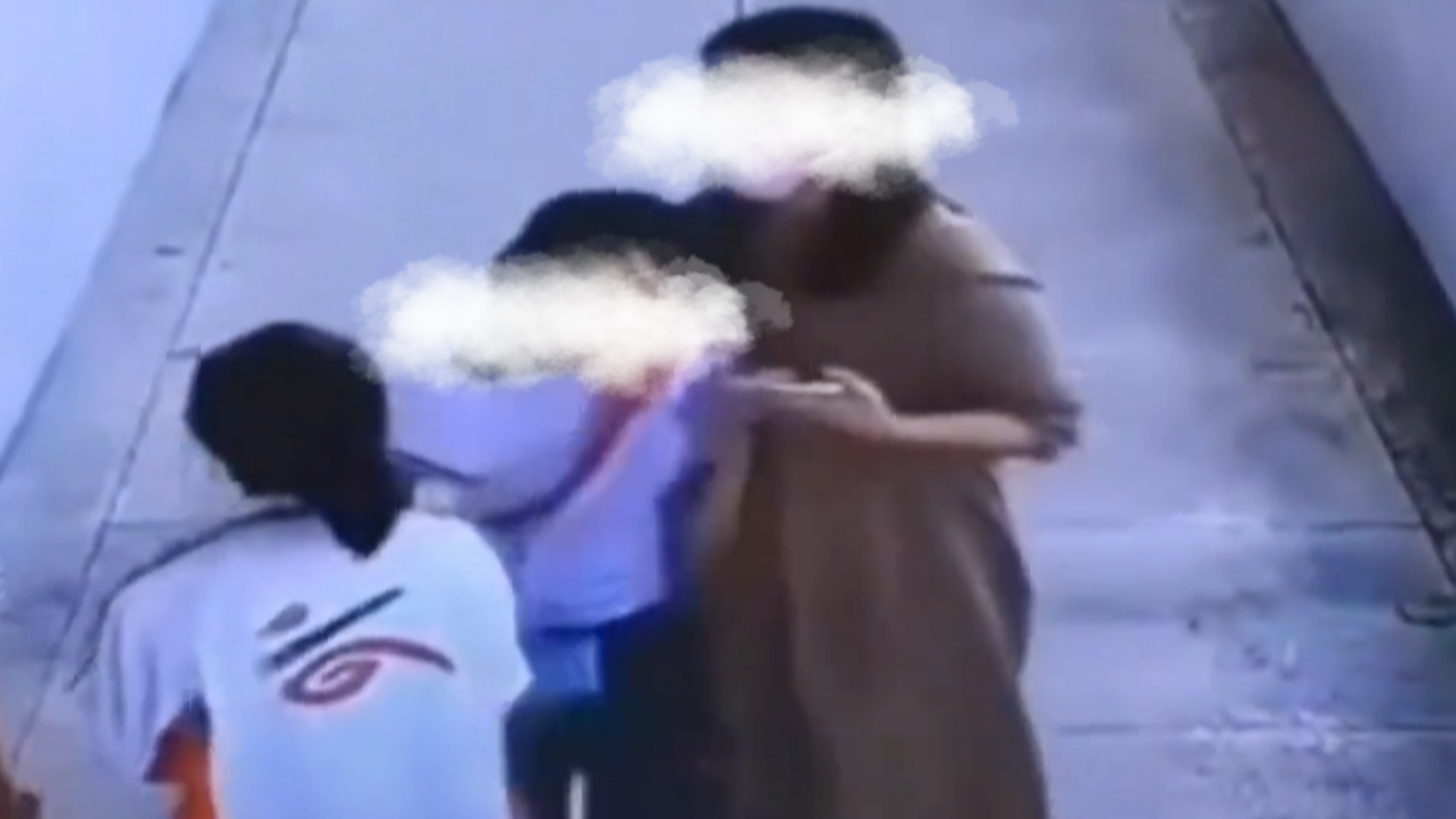 女孩玩耍时不小心碰到老师，老师竟然直接脚踢女生将其拖拽进教室，网友：自己的孩子也会这样吗？