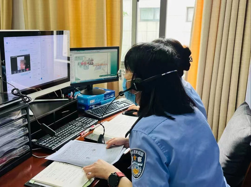 邓鲜花通过视频远程办理迁户口业务。 浙江德清公安供图