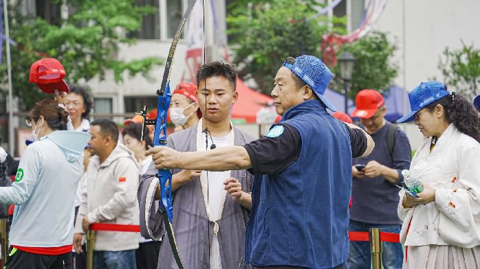 拉弓射箭、挥杆锤丸、执箭投壶……当成都老年人遇见“古代运动”_凤凰网