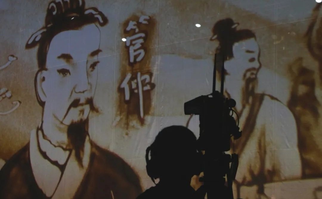 颍上第十六届管子文化旅游节开幕式活动中的沙画管仲。