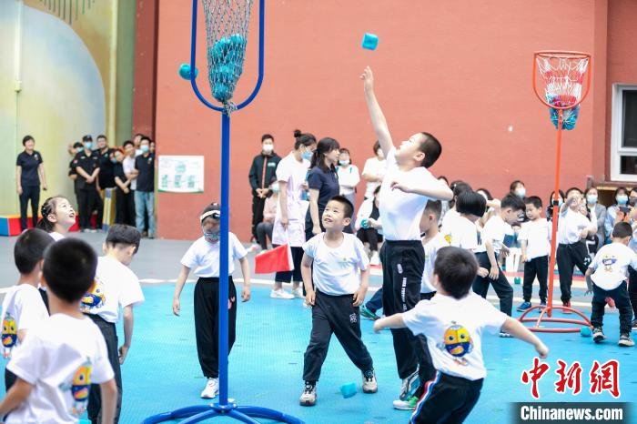 中国科学院第三幼儿园展示活动的主题为“科学运动，健康成长”，专家表示要通过锻炼让幼儿身体得到充分舒展 北京市学校体育联合会 供图