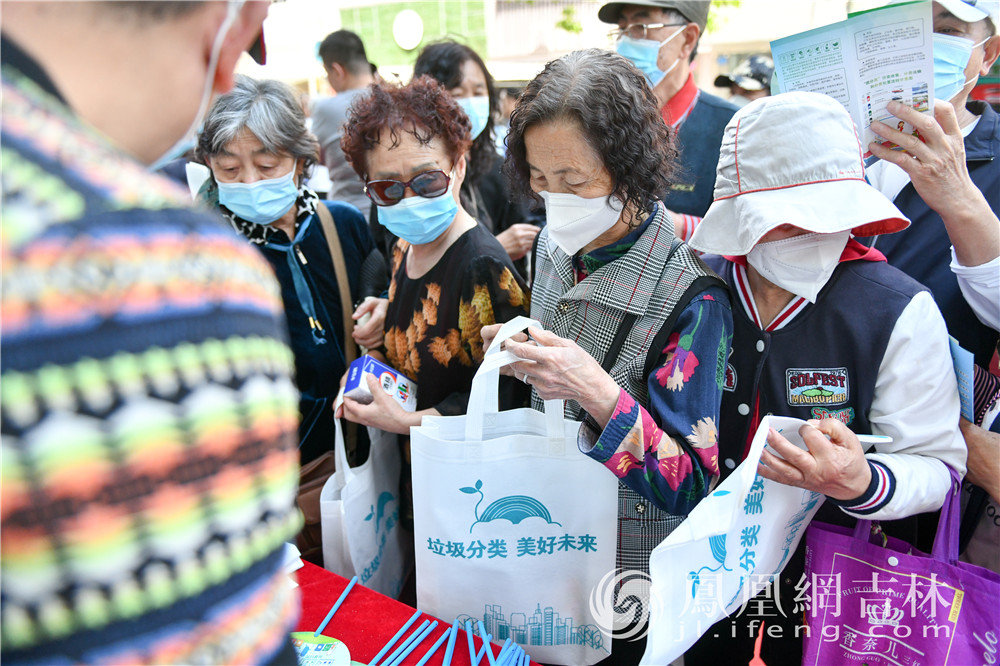 印有垃圾分类字样的环保布袋受市民欢迎。凤凰网吉林 梁琪佳摄