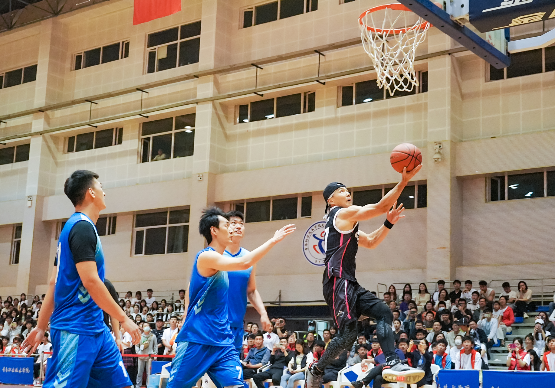 刘畊宏团队走进高校“以球会友” 为青岛西海岸新区“体育之城”建设再添动力