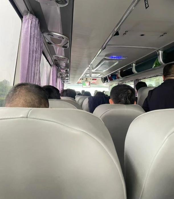 璐璐参加的老年团，早起的老人们在旅游大巴上开启卡拉OK模式。 受访者供图。