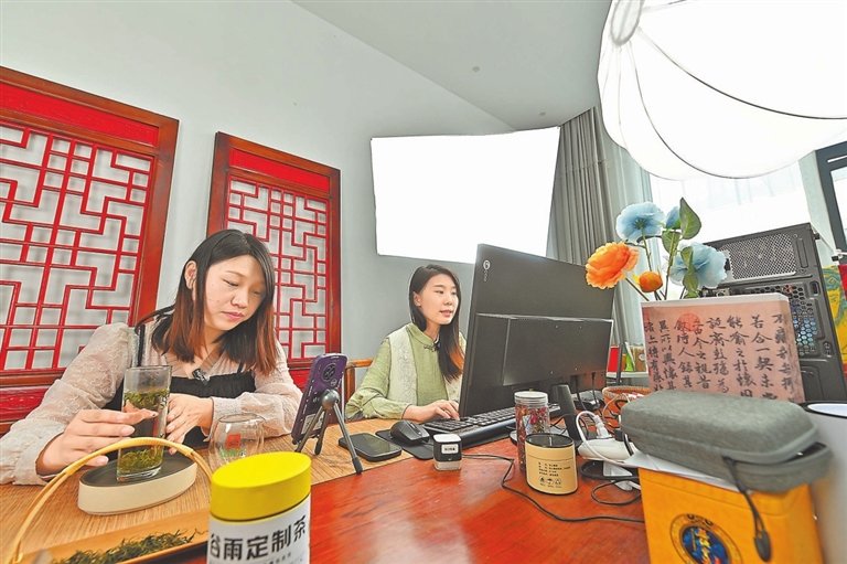 4月20日，婺源县华源茶业有限公司的主播们向网友推介谷雨定制茶。