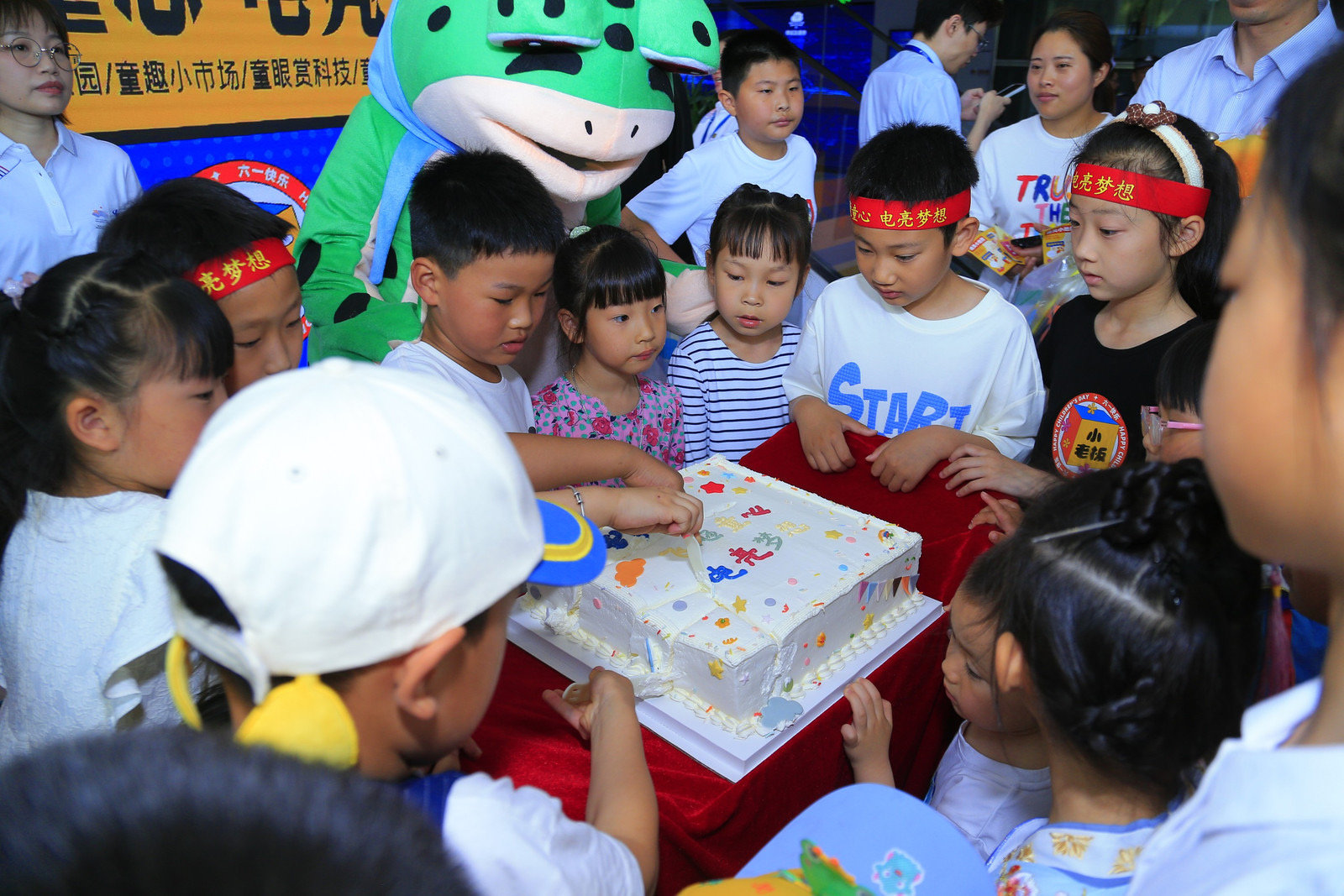 “飞飏童心·电亮梦想” 宁波电信5G魔方体验厅 为MINI市民“六一”节加点FUN