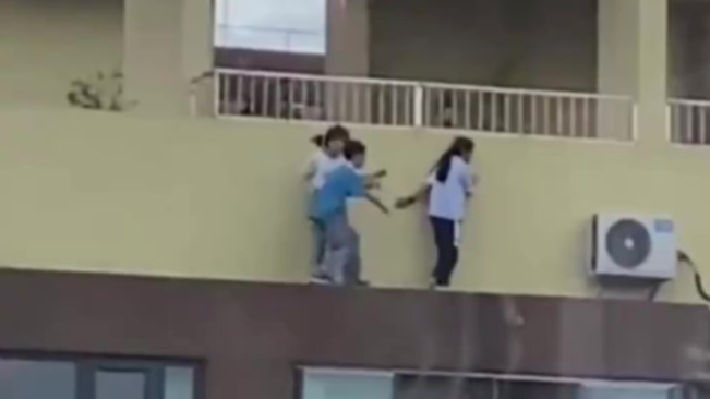 3小孩翻护栏在30层外沿打闹_凤凰网视频_凤凰网