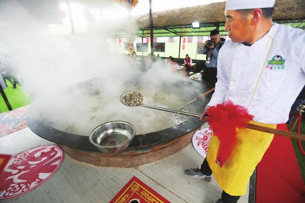 ▶环县大锅煮羊肉，一次可煮66只羊。马如娟 摄