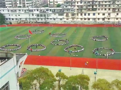 近日，赣州三中在高考前对学生进行心理素质拓展活动。