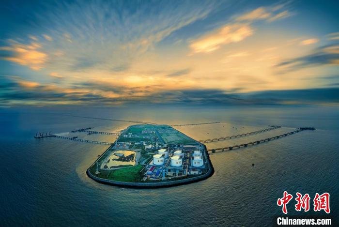 悬于中国东部海岸外的能源“航母”——洋口港阳光岛。(资料图) 赵敏 摄