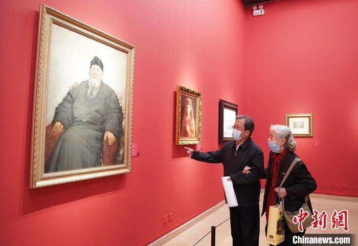 5月23日，美术家冯远、常沙娜(右)在“美在新时代——中国美术馆建馆60周年系列展览”中观看吴作人的画作《齐白石》。史春阳 摄