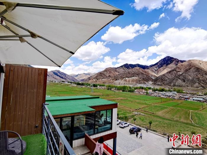 依山又傍水青海高原民宿开门是店关门是家