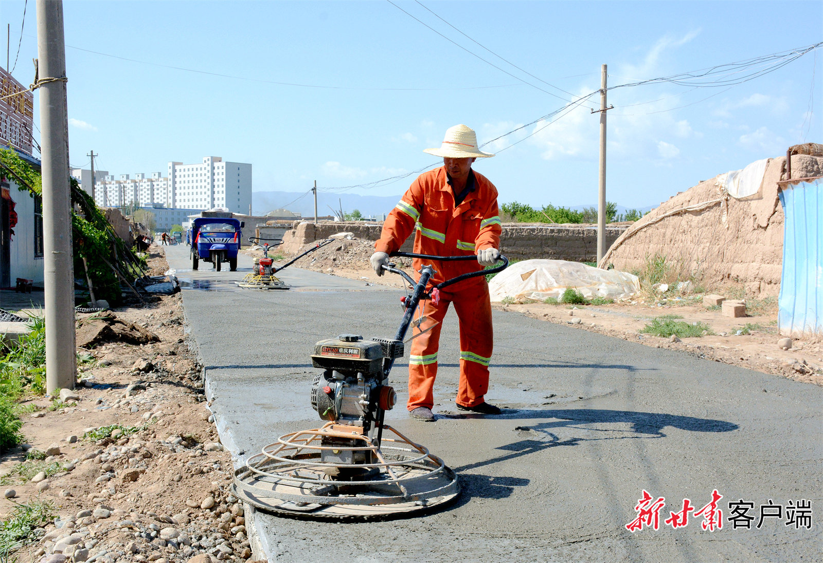 混凝土表层抹压 新甘肃&middot;甘肃日报记者 金奉乾 摄