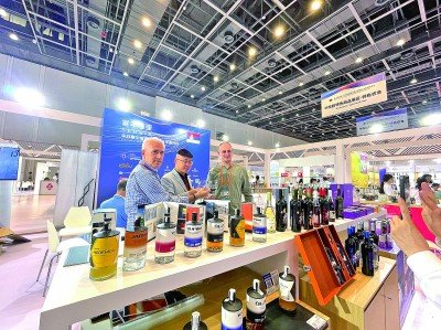 塞尔维亚展馆的白兰地酒展台。王妤心泓摄/光明图片