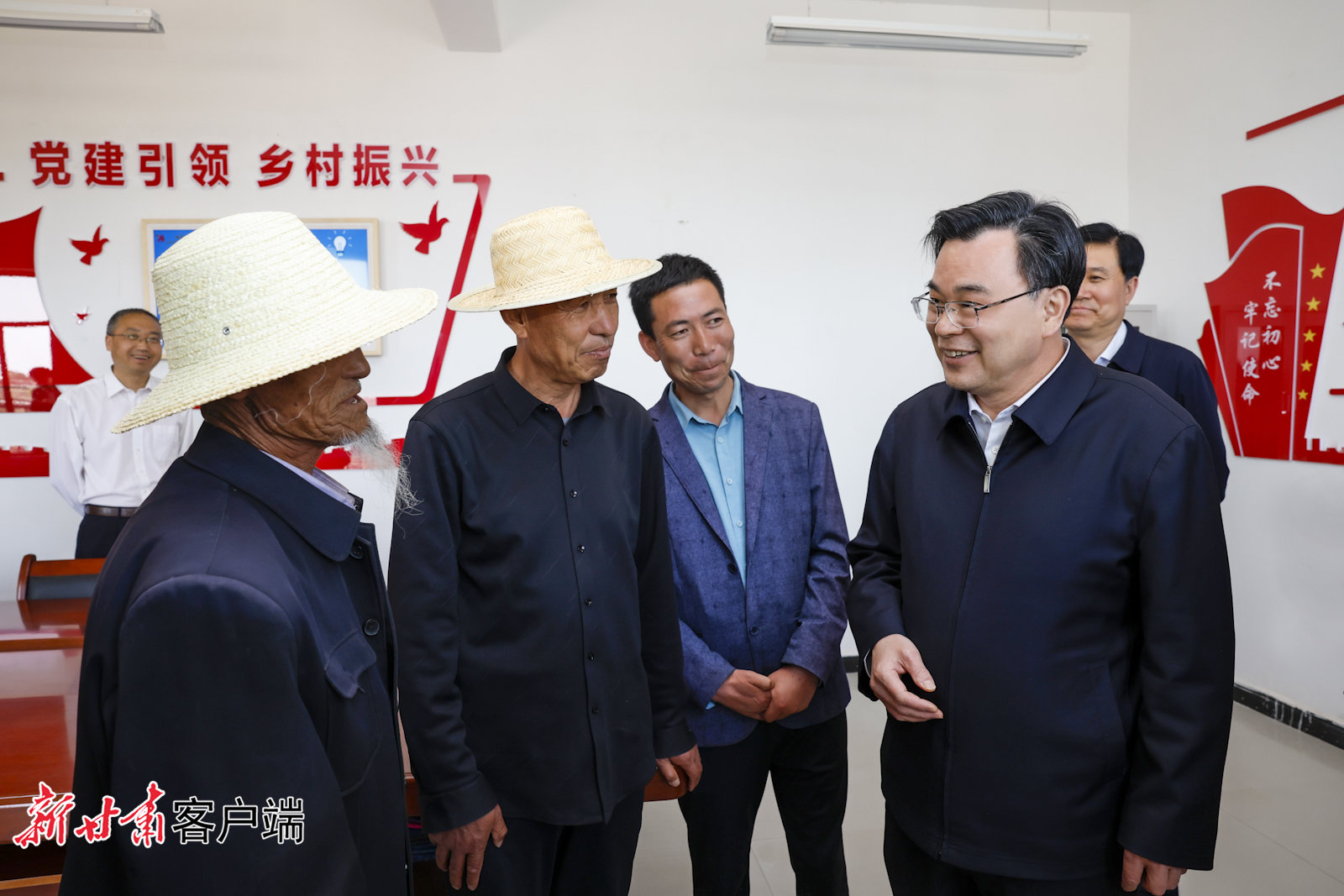 “爱心爸爸”省委书记看望结对帮扶孤儿 带了啥礼物