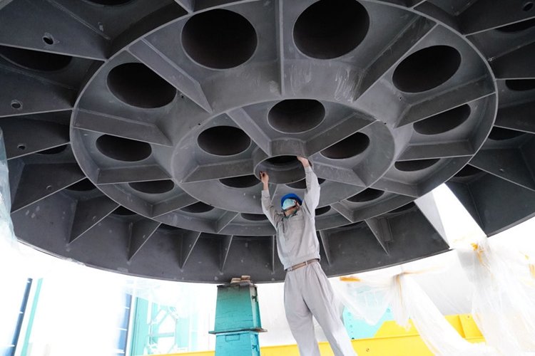 5月19日,秦皇岛开发区一家核电装备制造企业的工人在生产线上工作。