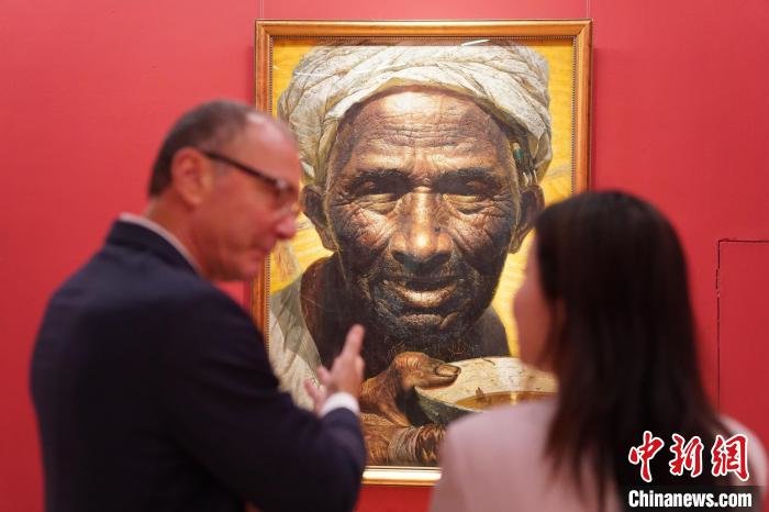 5月23日，观众在“美在新时代——中国美术馆建馆60周年系列展览”现场欣赏罗中立的油画《父亲》。史春阳 摄