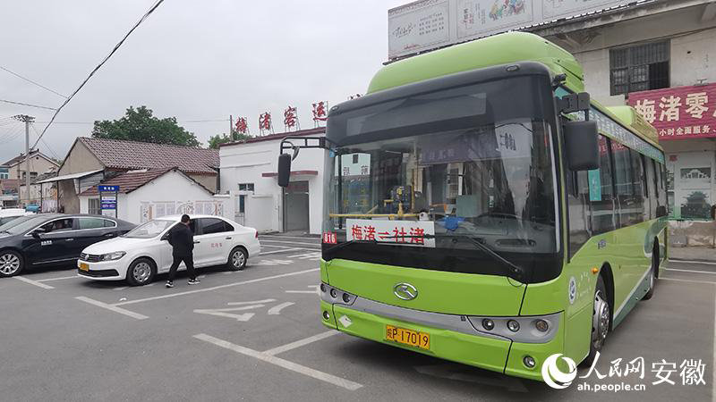 跨省公交在梅渚客运站整装待发。 人民网 胡雨松摄