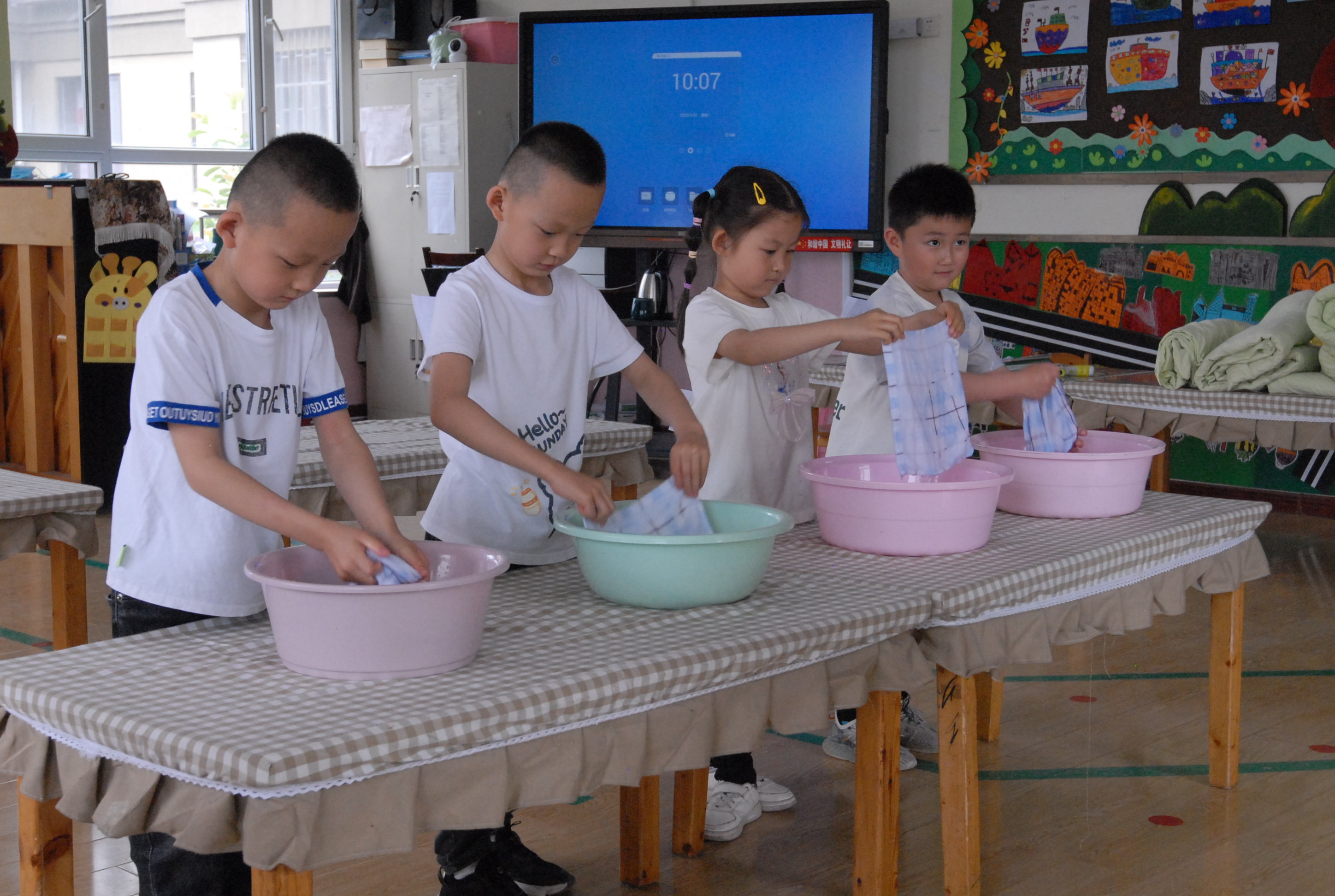 5月30日，山东省青岛即墨区，环秀街道一家幼儿园，孩子们在参加洗手帕比赛。