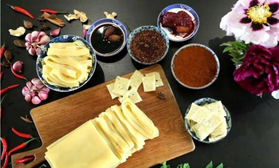 一碗凉皮8种味儿，一口一口吃出甘肃的地道风物！