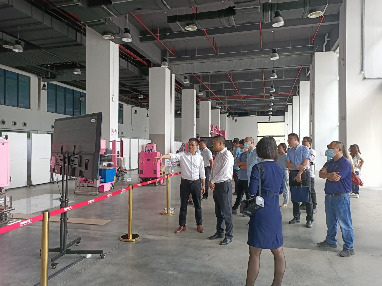 图：参观智能建造机器人展厅