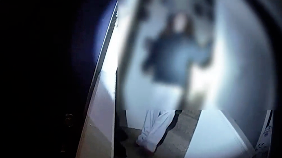 美国12岁女孩深夜捅死9岁弟弟，被捕时不断哭泣并道歉：有必要戴手铐吗？我是个好孩子