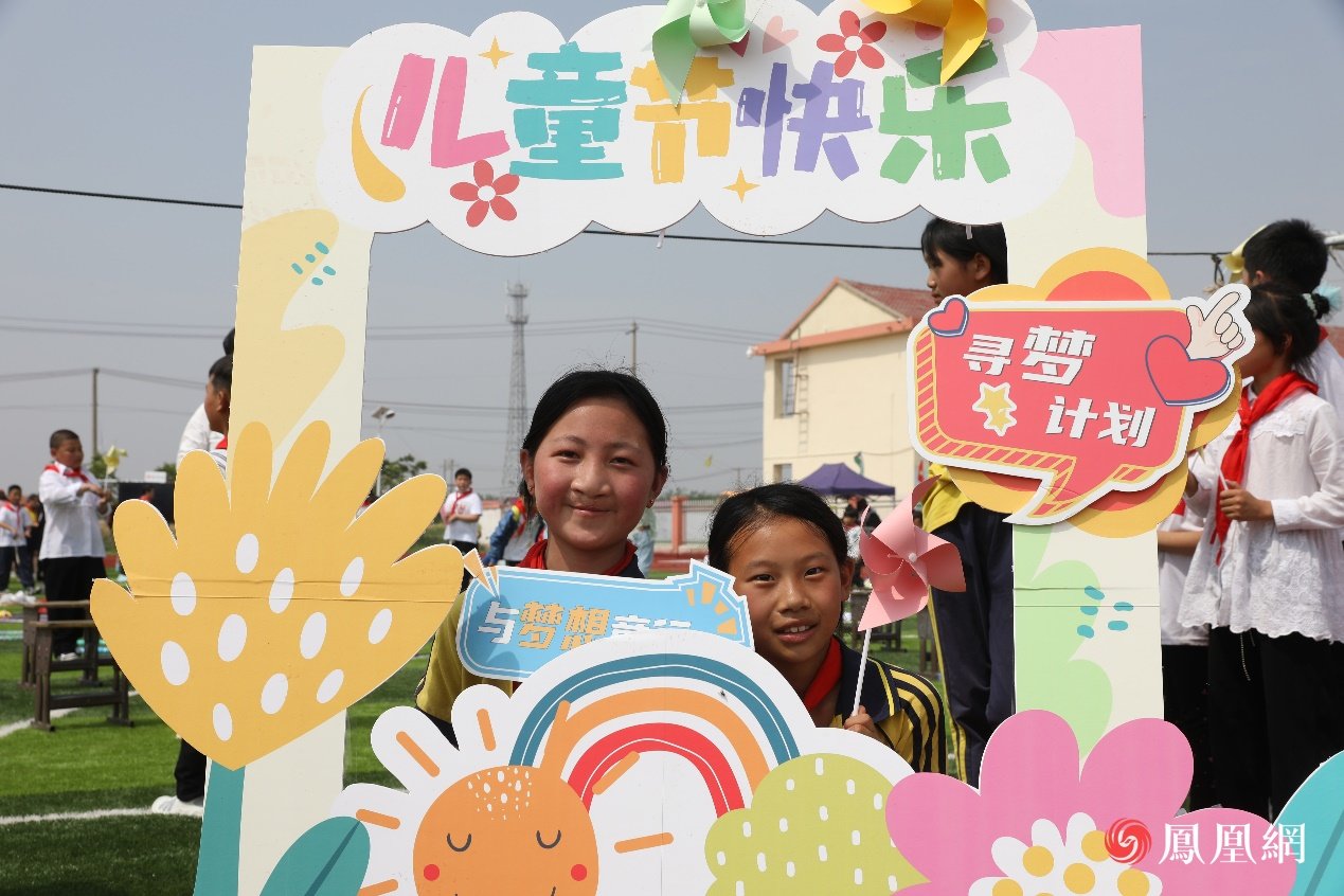 洋桥农场小学的孩子们在结营仪式上度过了难忘的六一