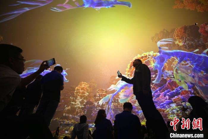 “魔法海洋·360°球幕影院”可同时容纳近300人观影。 蔡亚群 摄