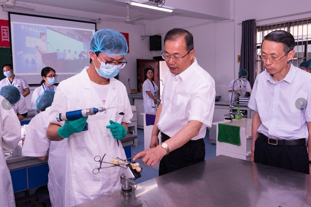孙洪山视察小动物骨科技能实训课