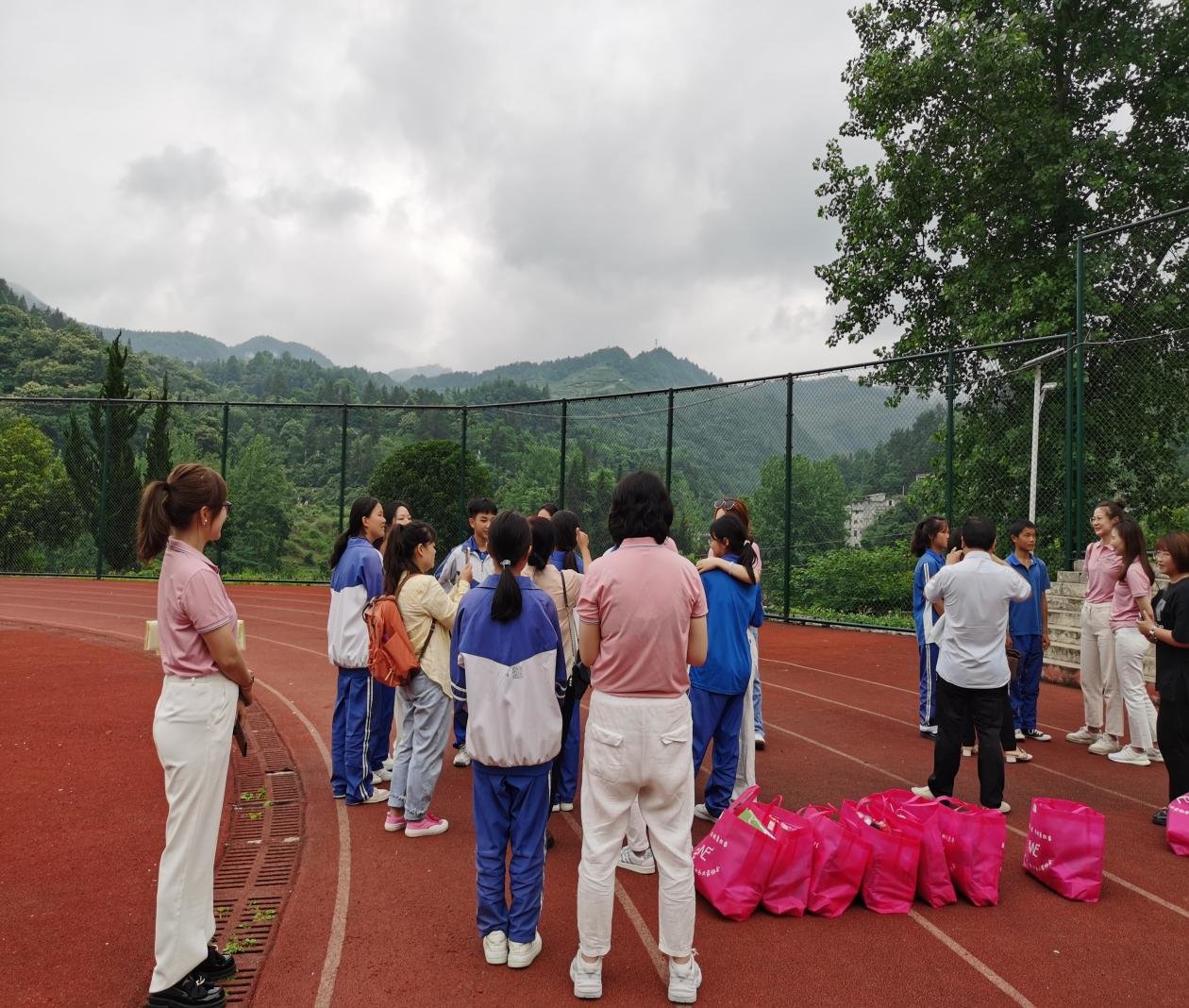 孩子们跟东莞妈妈交流