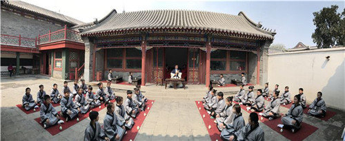 图2：小学生在古莲花池学习演奏陶埙