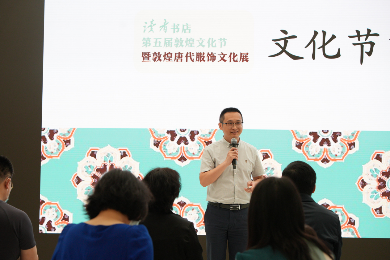 开幕式现场，蔡志文‪介绍读者书店敦煌文化节。