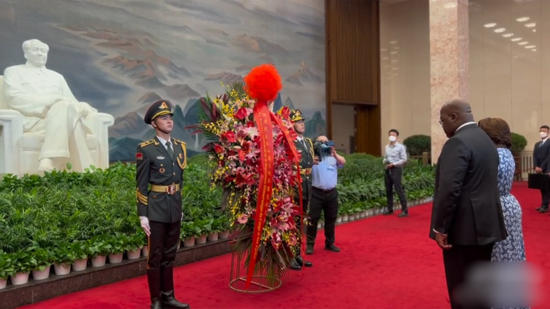 刚果（金）总统携夫人瞻仰毛主席遗体并献花篮