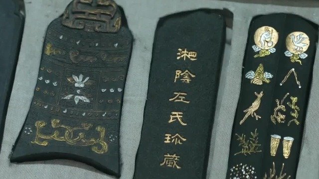 方寸之间却有大天地，墨锭除使用功能外，还融合了绘画、书法、雕刻等元素