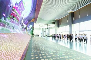 市民游客在展示中心参观