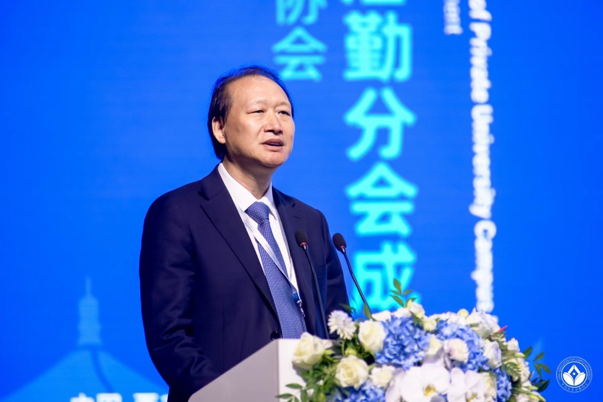 中国教育后勤协会副会长兼常务副秘书长黎玖高主持成立大会