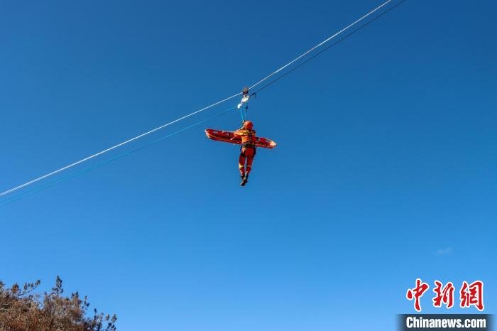 驻防期间,森林消防队伍开展绳索救援实战训练。 姚天锐 摄