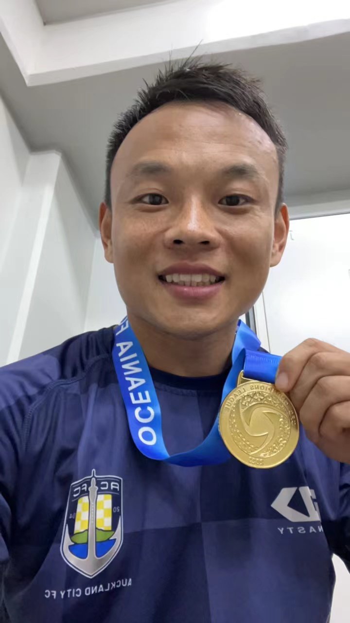 周通晒冠军奖牌