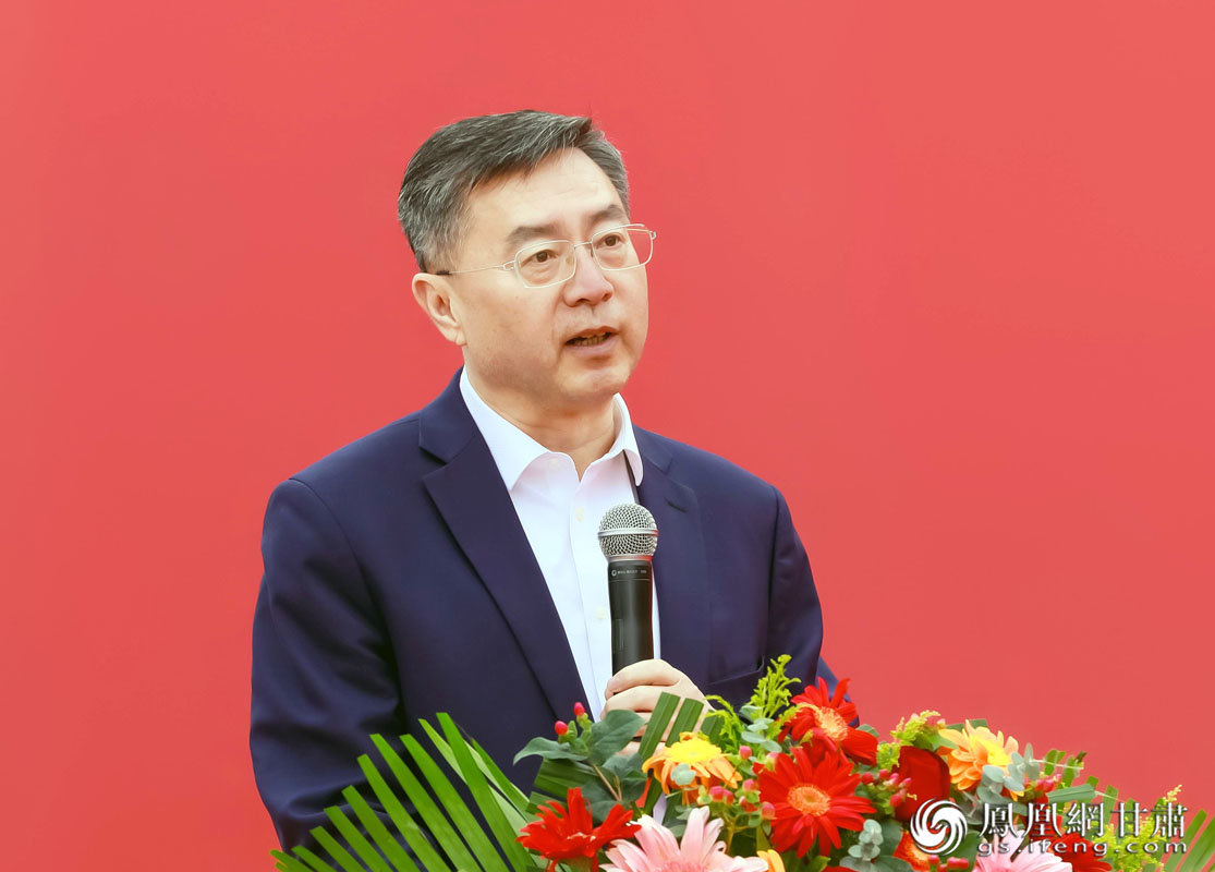 甘肃省药监局局长王胜表示，重庆医药集团甘肃物流中心启运将全面提升药品流通现代化水平。张超 摄