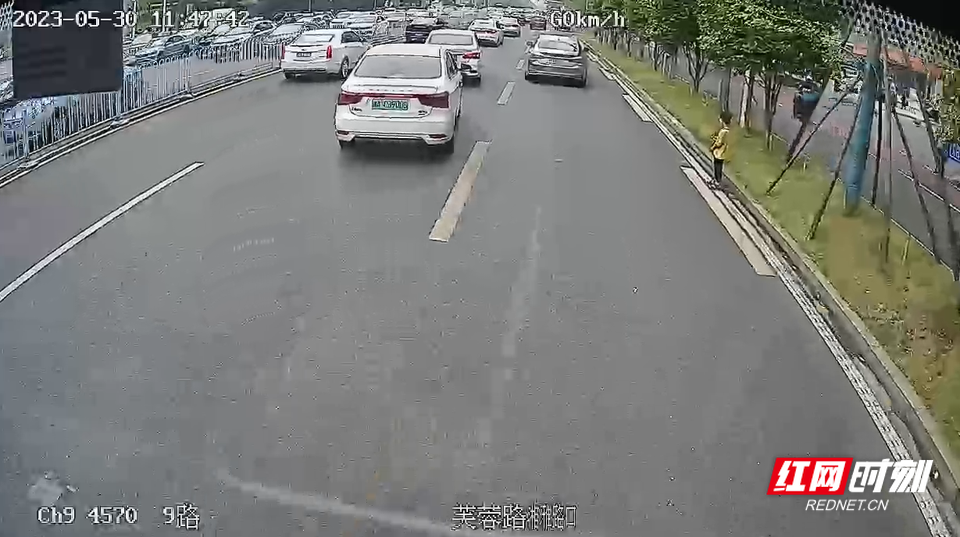 5月30日上午11点47分，9路车驾驶员周慧看到一位小男孩在马路边徘徊。