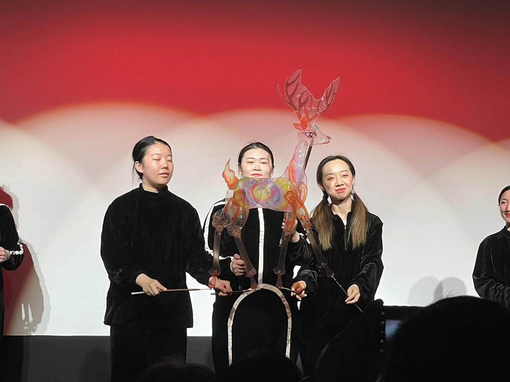 上海木偶剧团海派多媒体皮影戏《九色鹿》