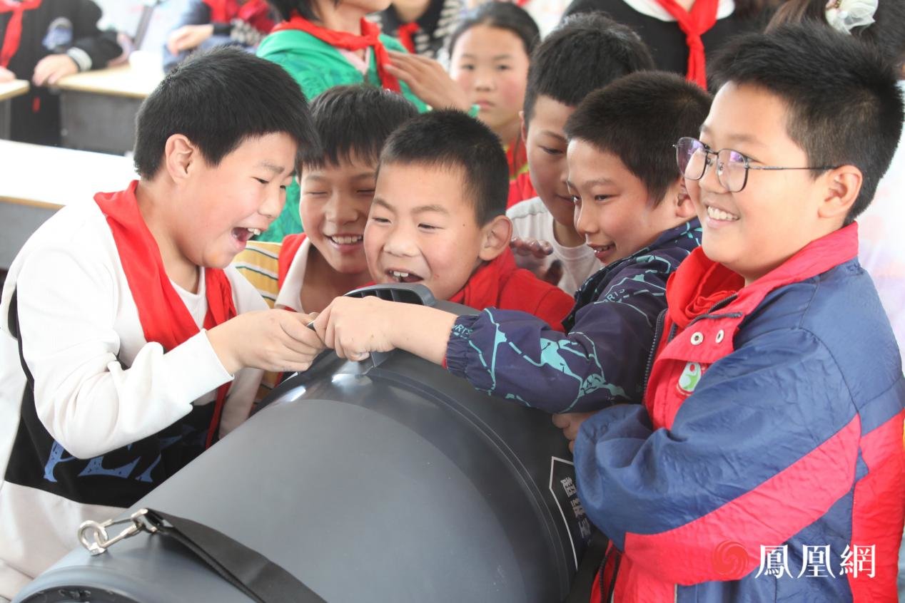 洋桥农场小学三年级孩子们兴奋地动手体验空气炮的“威力”