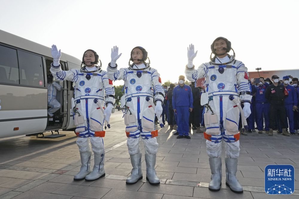 ↑这是航天员景海鹏（左）、朱杨柱（中）、桂海潮在出征仪式上 新华社记者 李刚 摄